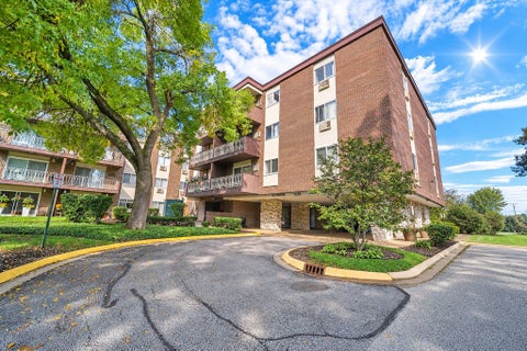 Tiny photo for 1331 S Finley Road #212, Lombard, IL 60148 (MLS # 12782638)