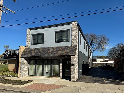 Photo 1 of 3 — 662 E Northwest Highway 1B-1C, Mount Prospect, IL 60056