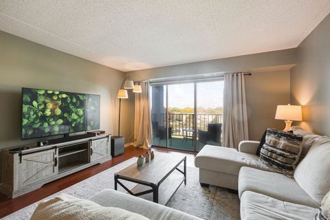 Tiny photo for 450 Plum Creek Drive #410, Wheeling, IL 60090 (MLS # 12510250)