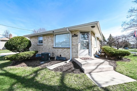 Tiny photo for 3877 Grandview Avenue, Gurnee, IL 60031 (MLS # 12624064)