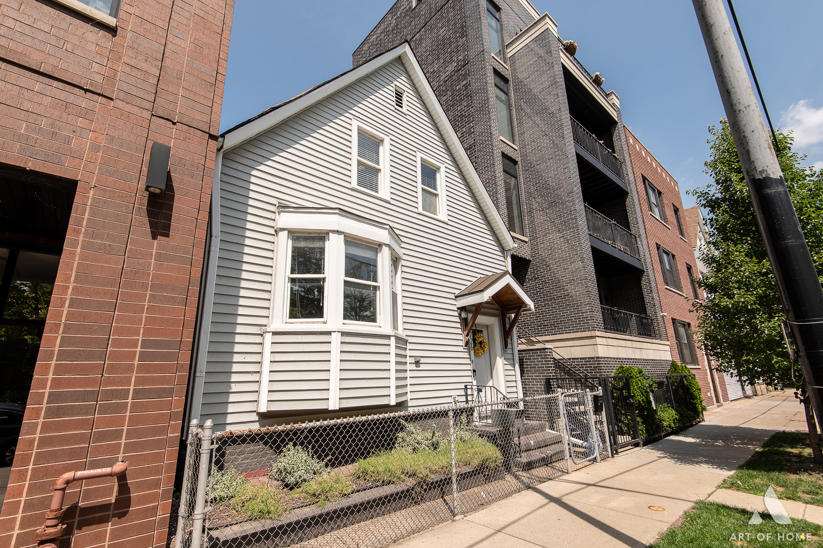 3726 N ASHLAND Avenue