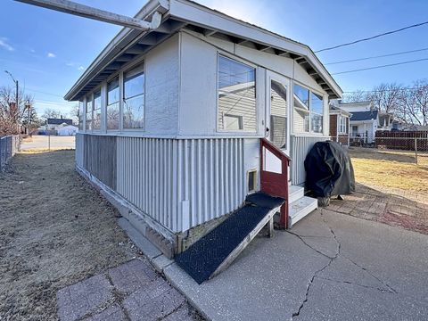 Tiny photo for 527 19th Avenue, Moline, IL 61265 (MLS # 12578564)