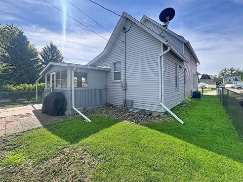 Tiny photo for 527 19th Avenue, Moline, IL 61265 (MLS # 12578564)