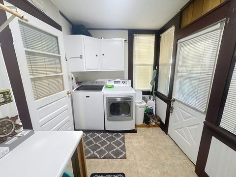 Tiny photo for 527 19th Avenue, Moline, IL 61265 (MLS # 12578564)