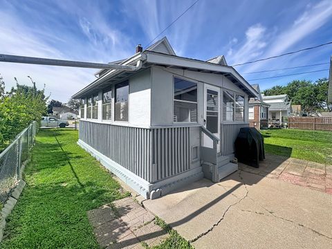 Tiny photo for 527 19th Avenue, Moline, IL 61265 (MLS # 12578564)