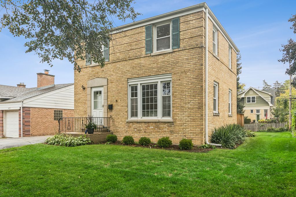 Photo for 437 S Vail Avenue, Arlington Heights, IL 60005 (MLS # 12494366)