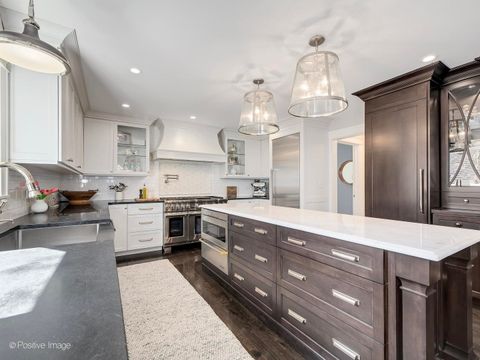 Tiny photo for 11 W Birchwood Avenue, Hinsdale, IL 60521 (MLS # 12610227)