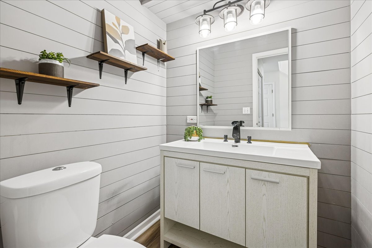 Waukegan, Illinois 60087, United States, 3 Bedrooms Bedrooms, ,3 BathroomsBathrooms,Residential,Active,225447