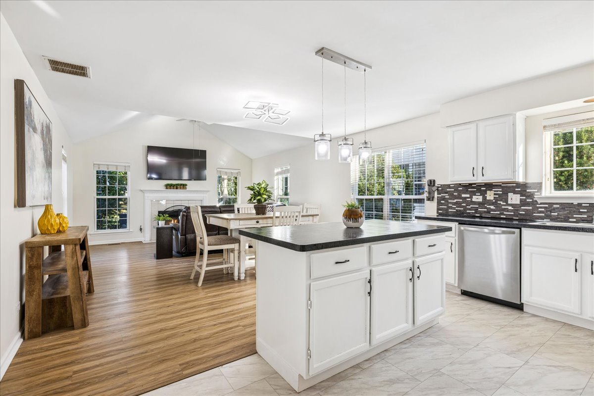 Waukegan, Illinois 60087, United States, 3 Bedrooms Bedrooms, ,3 BathroomsBathrooms,Residential,Active,225447