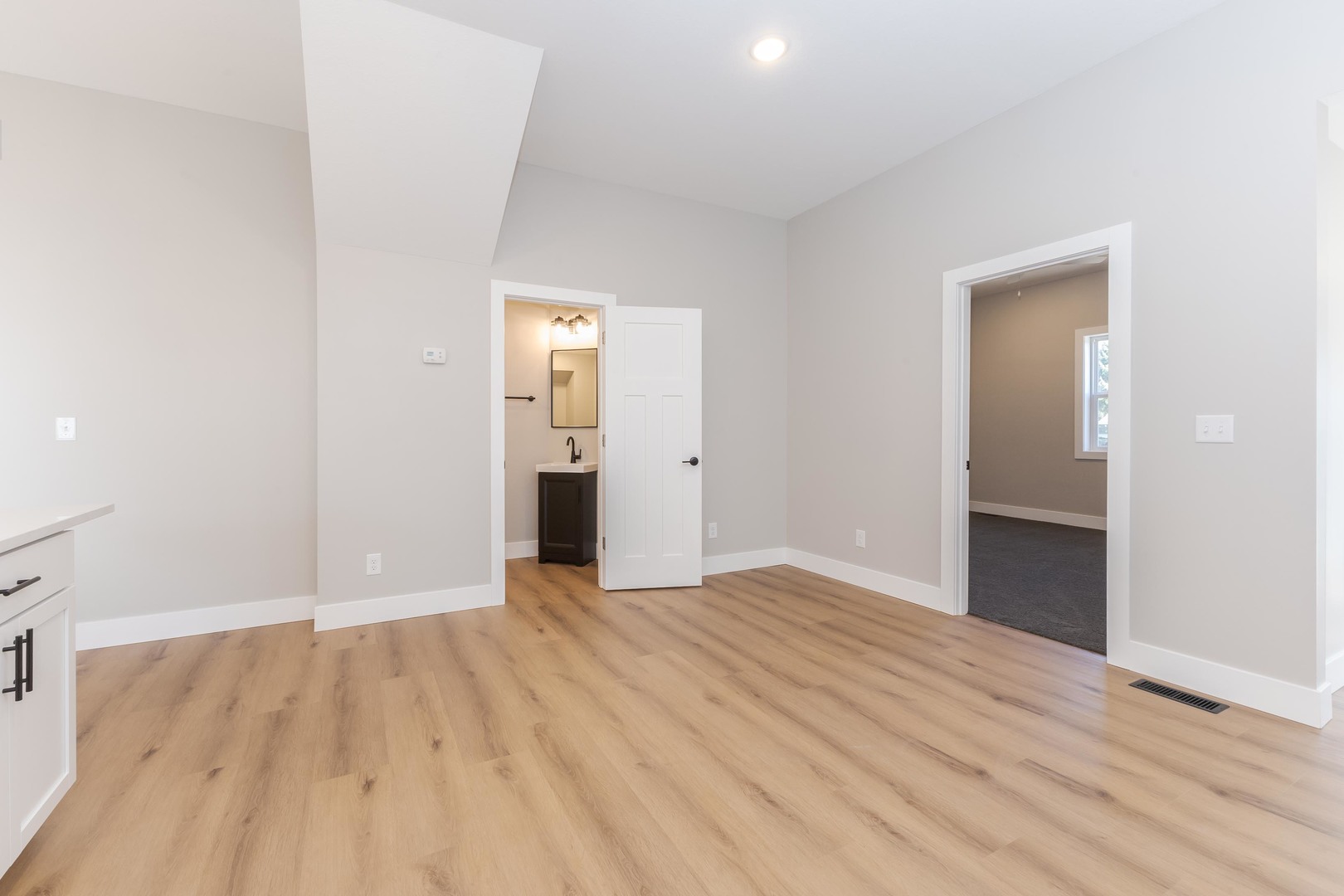 Stanford, Illinois 61774, United States, 3 Bedrooms Bedrooms, ,3 BathroomsBathrooms,Residential,Active,243513