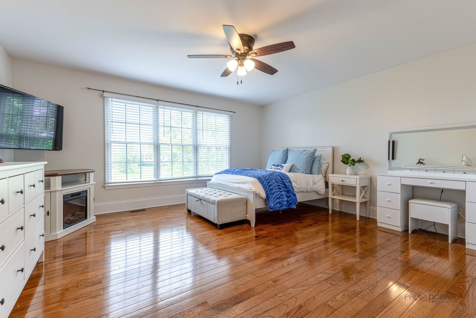 Exceptional golf course living in Hawthorn Woods Country Club! Perfect – image 26