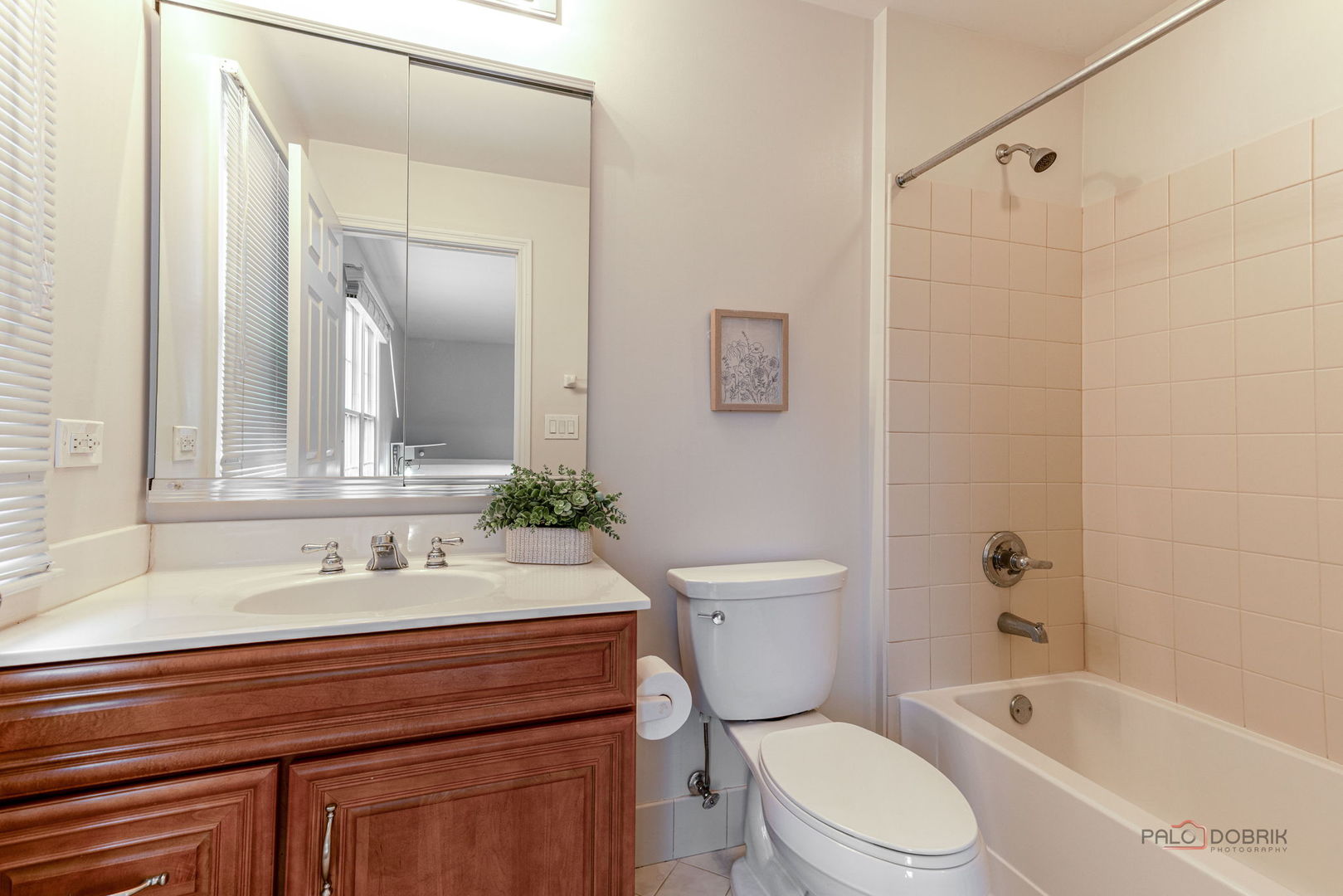 Exceptional golf course living in Hawthorn Woods Country Club! Perfect – image 29