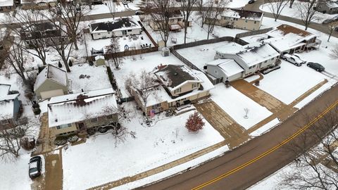 Tiny photo for 540 N Beck Road, Lindenhurst, IL 60046 (MLS # 12539628)