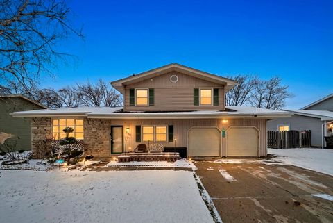 Tiny photo for 540 N Beck Road, Lindenhurst, IL 60046 (MLS # 12539628)