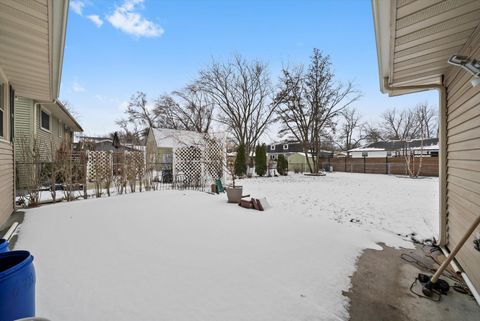 Tiny photo for 540 N Beck Road, Lindenhurst, IL 60046 (MLS # 12539628)