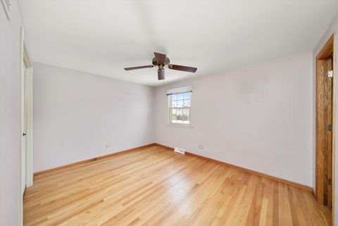 Tiny photo for 540 N Beck Road, Lindenhurst, IL 60046 (MLS # 12539628)