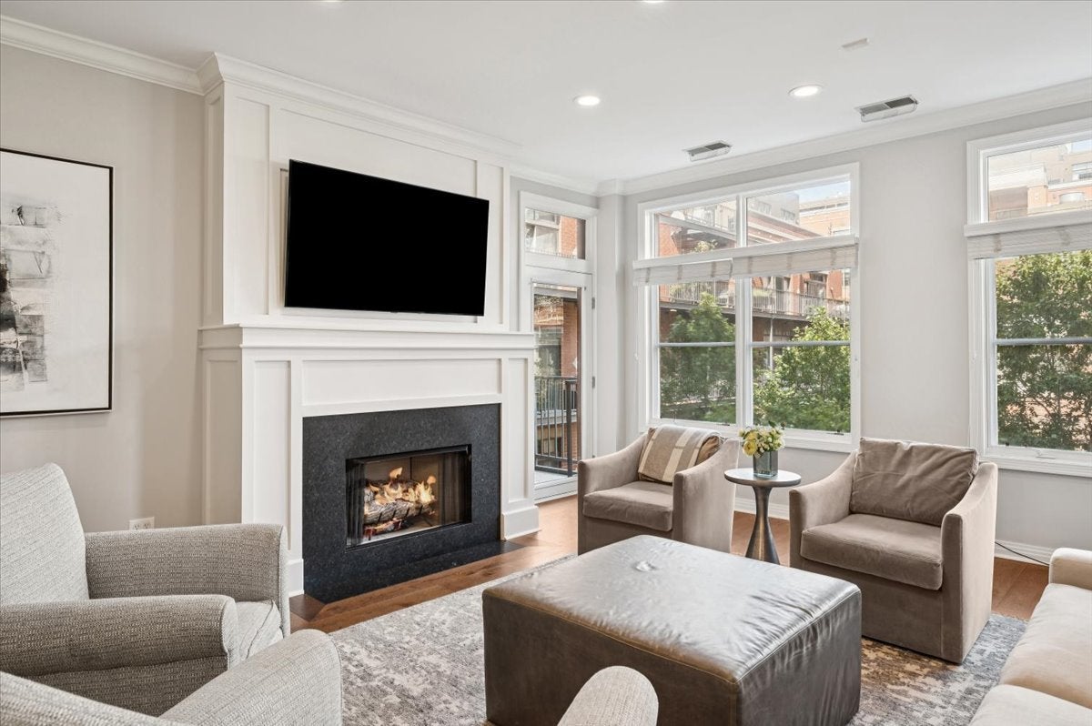 560 W Fulton Street 303