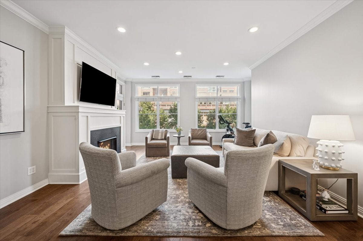 560 W Fulton Street 303