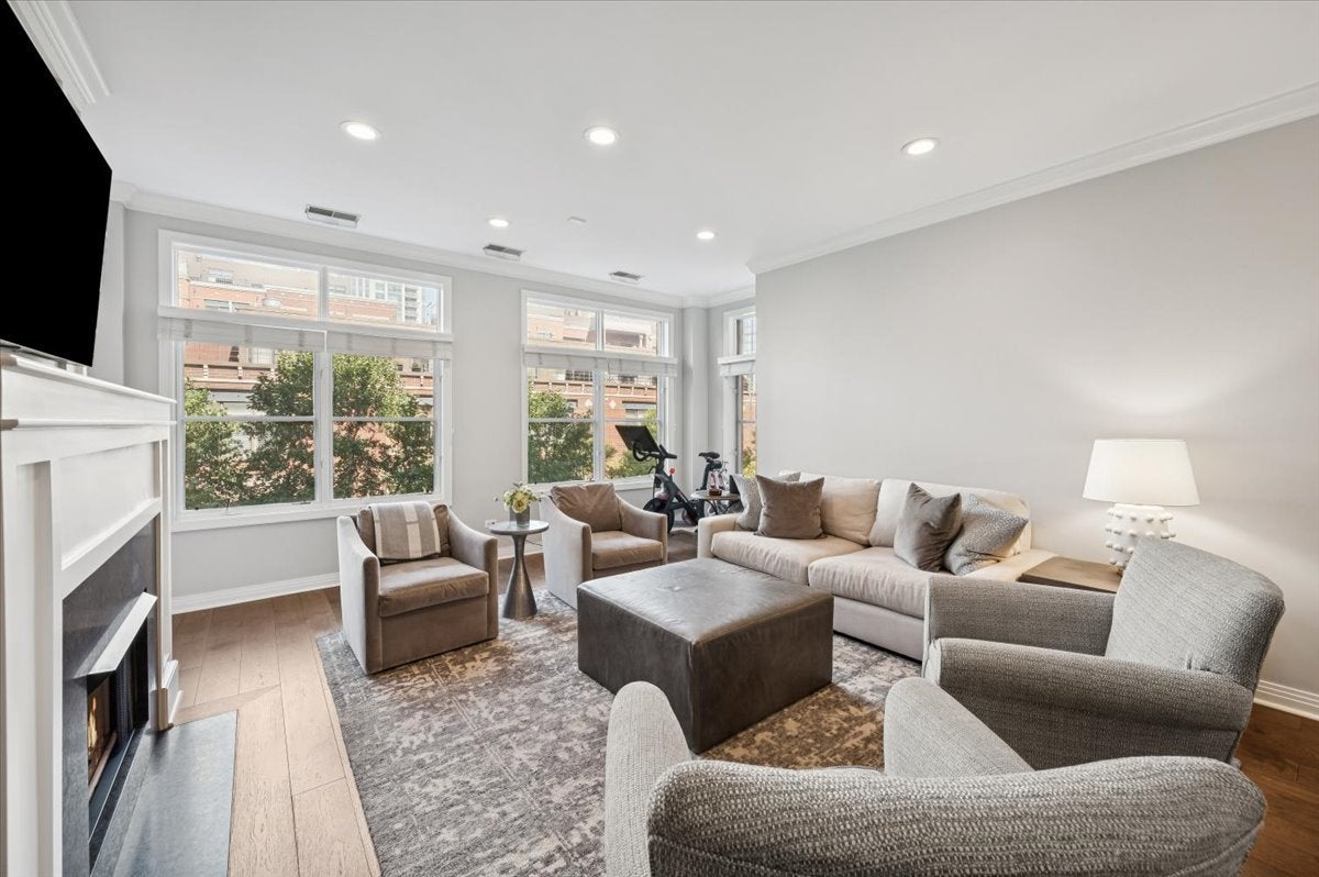 560 W Fulton Street 303