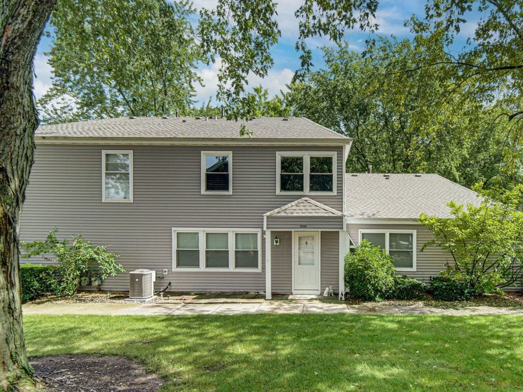 Photo for 416 Manor Court #B, New Lenox, IL 60451 (MLS # 12469495)