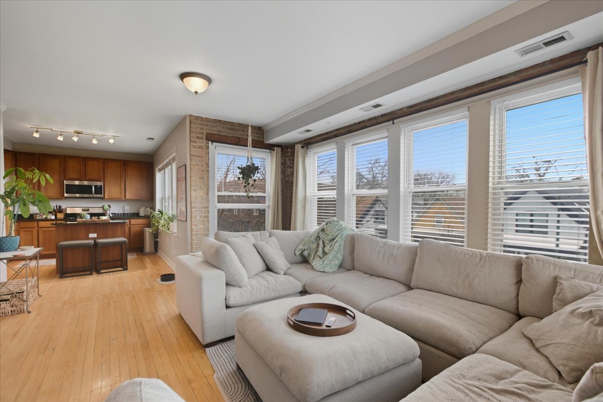 3040 W Diversey Avenue 2S