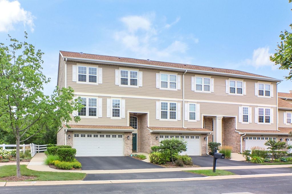 Photo for 640 Belmont Lane, Carol Stream, IL 60188 (MLS # 12451932)