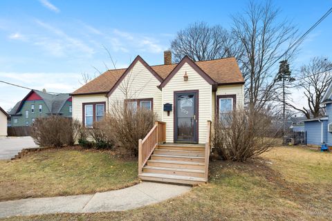 3 beds bed, 2 baths bath property at 15 w woodstock street, crystal lake, IL 60014