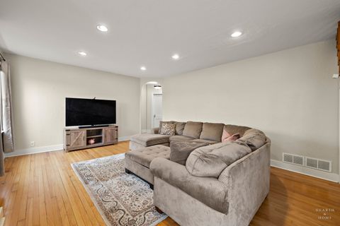 Tiny photo for 15 W Woodstock Street, Crystal Lake, IL 60014 (MLS # 12572265)