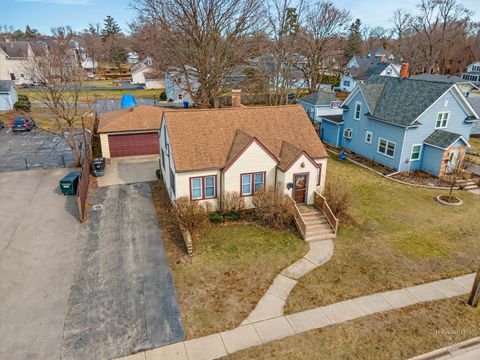 Tiny photo for 15 W Woodstock Street, Crystal Lake, IL 60014 (MLS # 12572265)