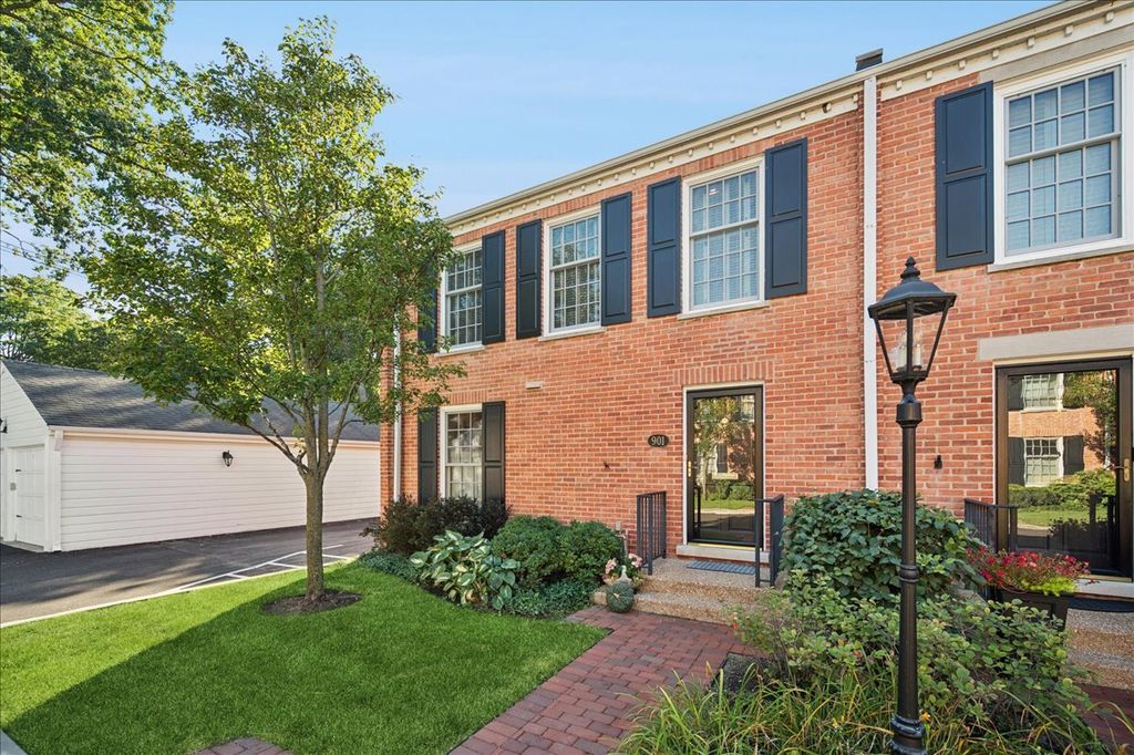 Photo for 901 Westerfield Drive, Wilmette, IL 60091 (MLS # 12481851)