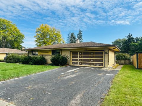 Tiny photo for 107 N Stevenson Lane, Mount Prospect, IL 60056 (MLS # 12497480)