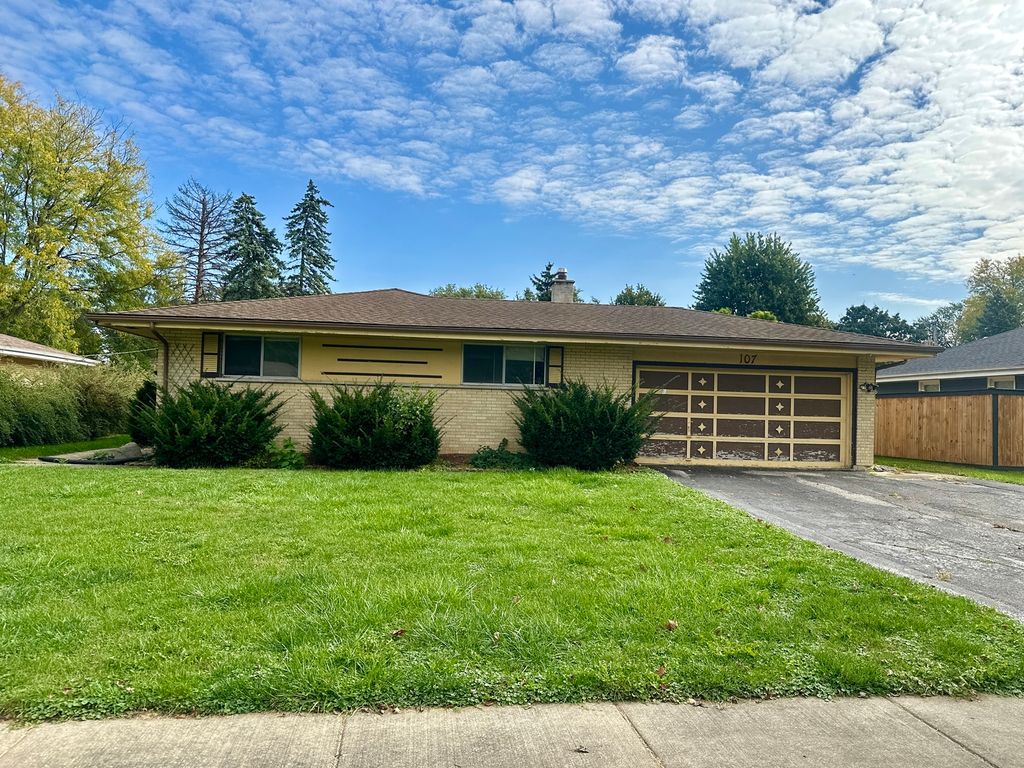 Photo for 107 N Stevenson Lane, Mount Prospect, IL 60056 (MLS # 12497480)