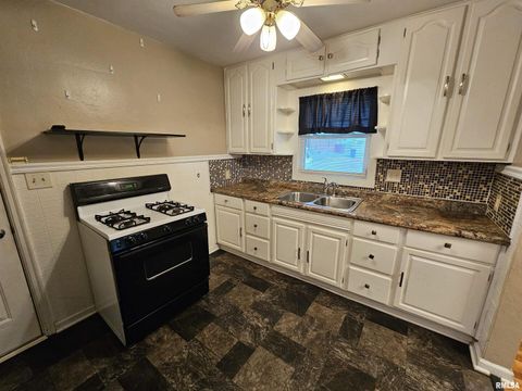 Tiny photo for 713 N 10TH Street, Mt Vernon, IL 62864 (MLS # EB460106)