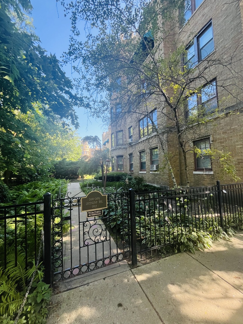 2422 W Greenleaf Avenue 2