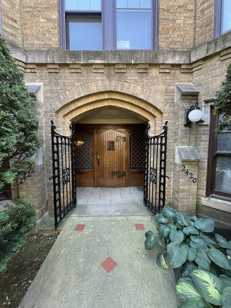 2422 W Greenleaf Avenue 2