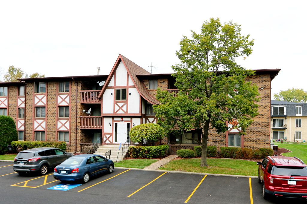 Photo for 10400 Circle Drive S #102, Oak Lawn, IL 60453 (MLS # 12499048)
