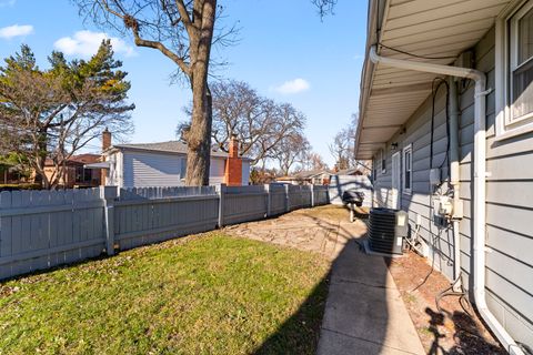 Tiny photo for 16426 Shirley Court, South Holland, IL 60473 (MLS # 12635383)