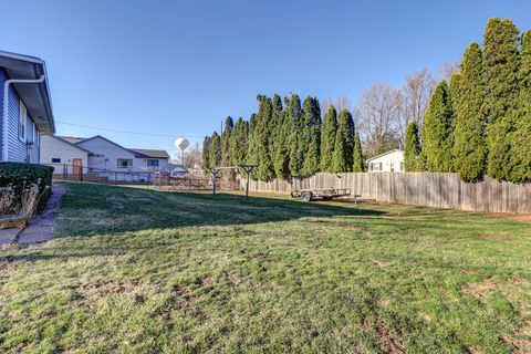 Tiny photo for 320 10th Street, Fulton, IL 61252 (MLS # 12586165)