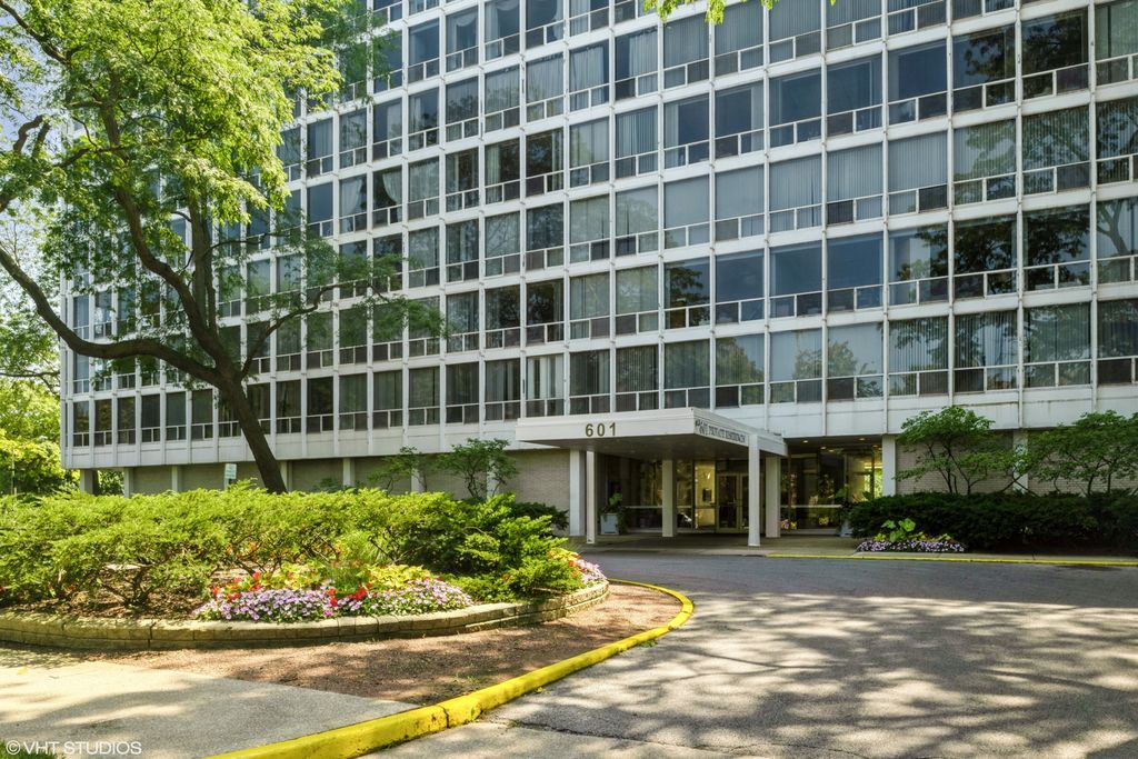 Photo for 601 E 32nd Street #801, Chicago, IL 60616 (MLS # 12430784)