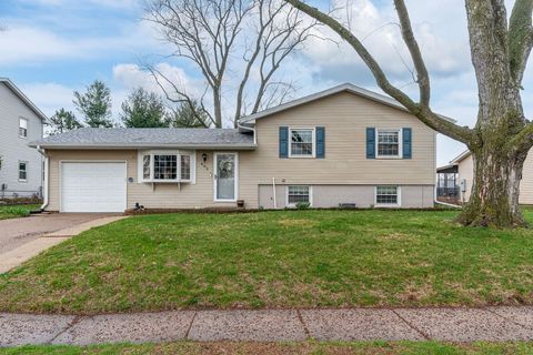 Photo of 402 W Sheridan Drive, Eldridge, IA 52748 (MLS # 12606822)