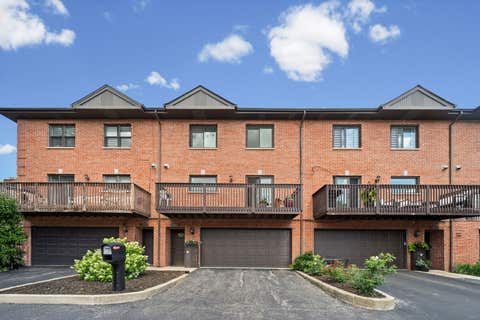 Tiny photo for 1339 E Central Road, Arlington Heights, IL 60005 (MLS # 12733167)