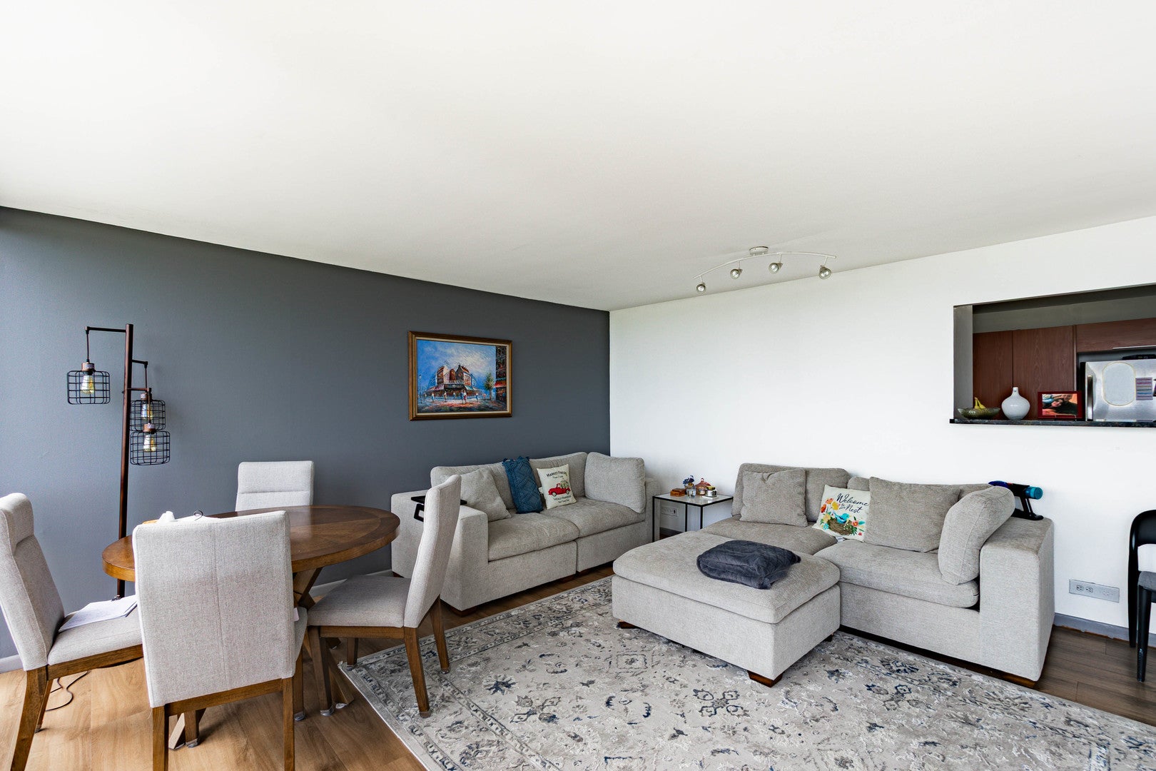 4343 N Clarendon Avenue 2712