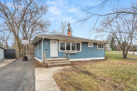 Tiny photo for 705 S Gables Boulevard, Wheaton, IL 60189 (MLS # 12583627)