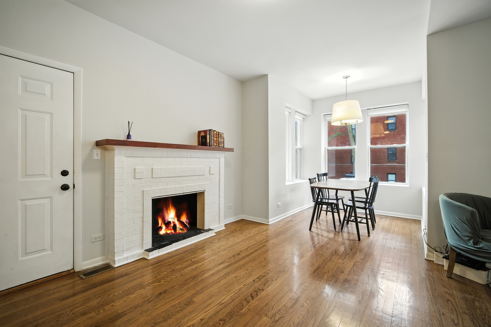 Chicago, Illinois 60625, United States, 2 Bedrooms Bedrooms, ,2 BathroomsBathrooms,Residential,Active,221659