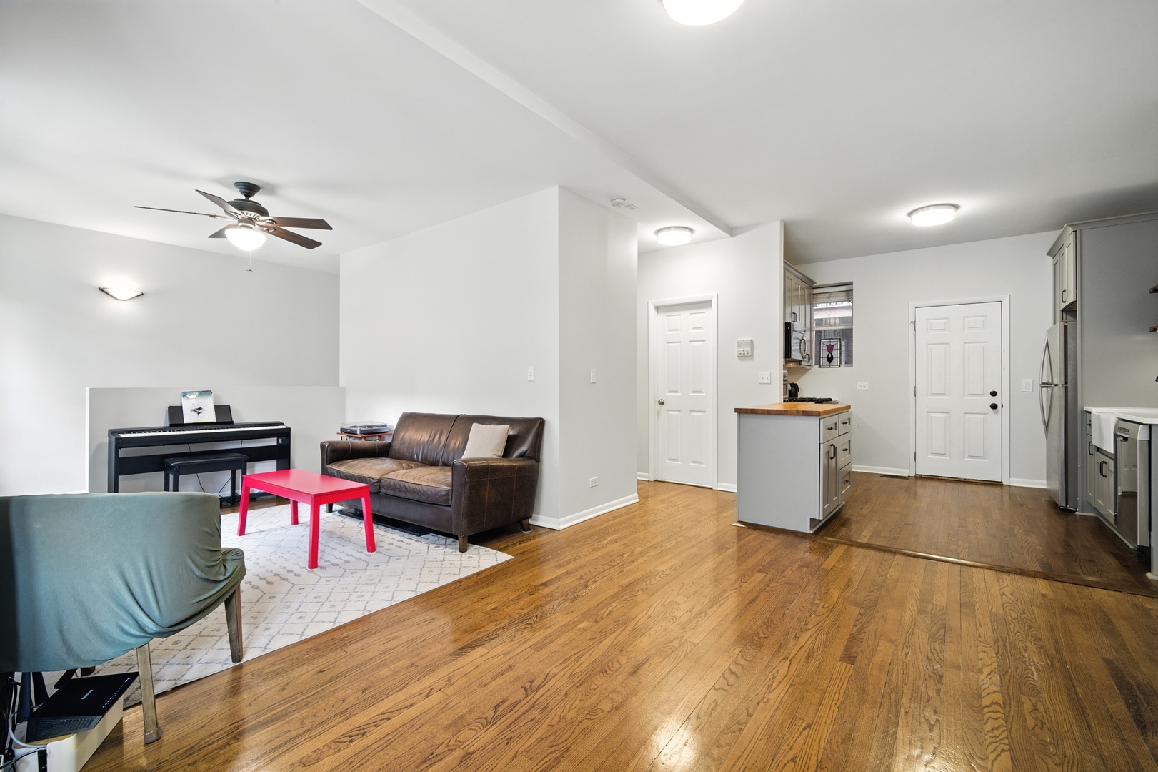 Chicago, Illinois 60625, United States, 2 Bedrooms Bedrooms, ,2 BathroomsBathrooms,Residential,Active,221659