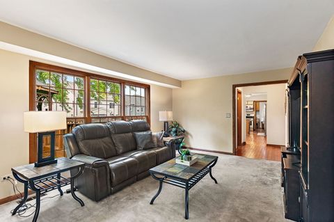 Tiny photo for 718 N Point Drive, Schaumburg, IL 60193 (MLS # 12468256)