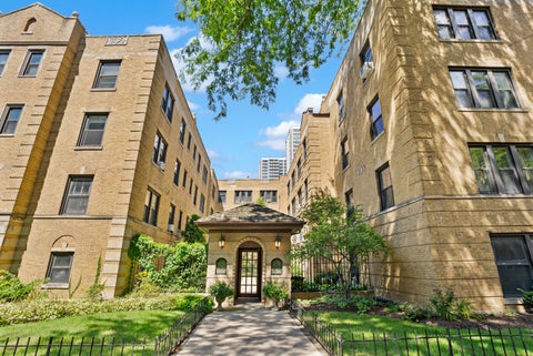 Photo of 714 W BUENA Street #B, Chicago, IL 60613 (MLS # 12737196)