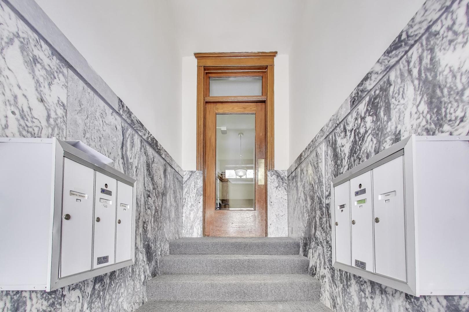 723 W Belden Avenue 1