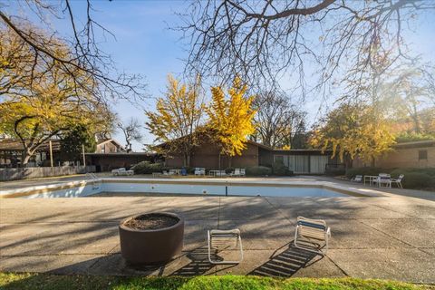 Tiny photo for 5817 Oakwood Drive #E, Lisle, IL 60532 (MLS # 12616291)