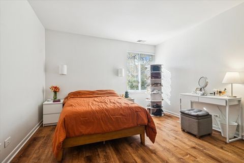 Tiny photo for 5817 Oakwood Drive #E, Lisle, IL 60532 (MLS # 12616291)